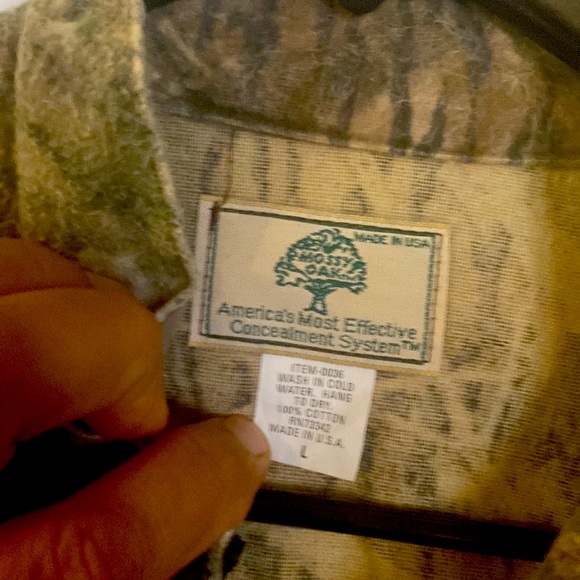 Really nice Mossyoak camouflage jacket hidden pockets w/zipper - Picture 2 of 3